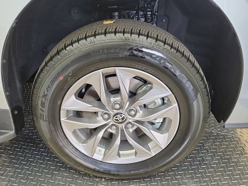Used 2024 Toyota Sienna LE FWD image 26