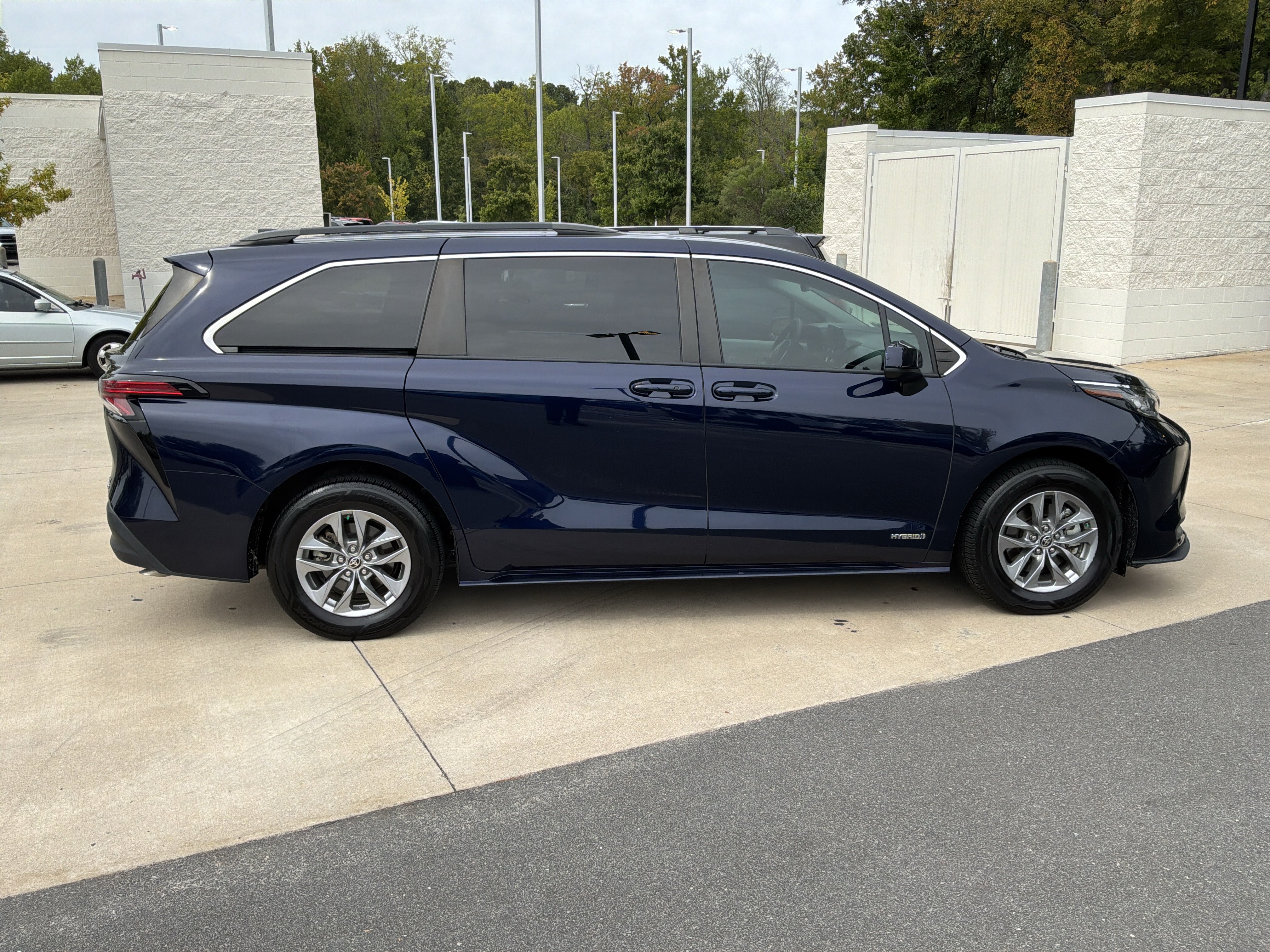 Used 2021 Toyota Sienna LE w/ LE Plus Package AWD/4WD image 11