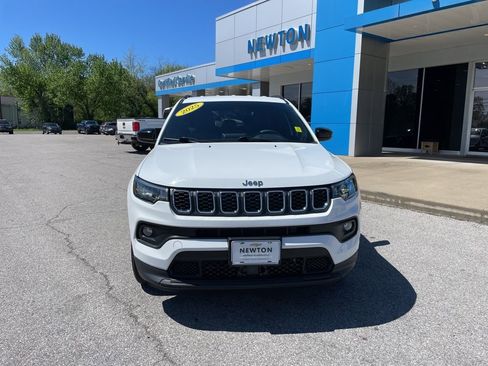Used 2025 Jeep Compass Latitude AWD/4WD image 2
