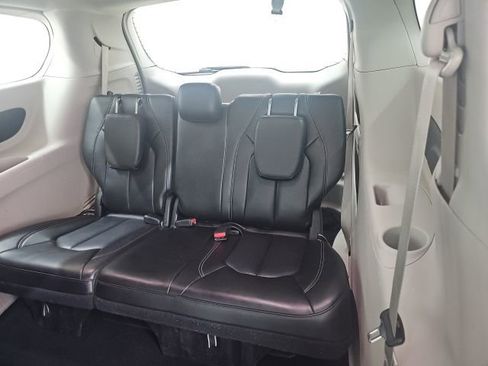Used 2023 Chrysler Pacifica Touring-L image 4