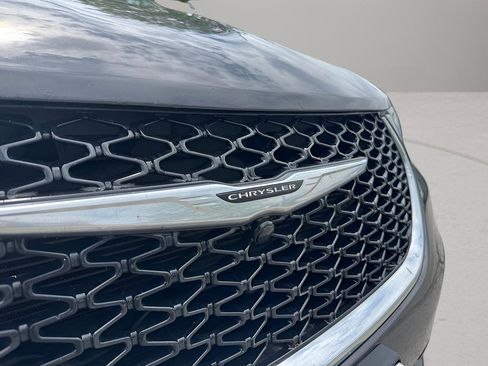 Used 2021 Chrysler Pacifica Touring-L FWD image 11