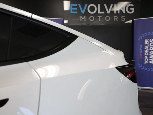 Used 2024 Tesla Model Y Long Range AWD/4WD image 19