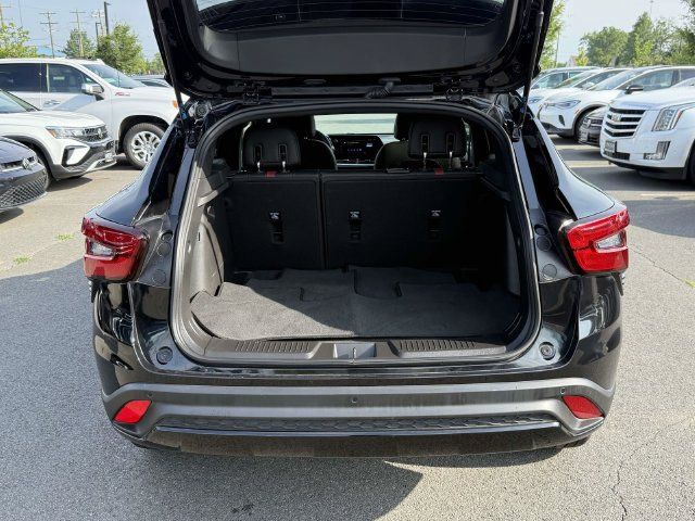 Used 2025 Chevrolet Trax RS w/ Sunroof Package FWD image 14