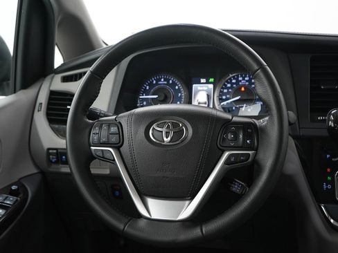 Used 2018 Toyota Sienna XLE w/ XLE Navigation Package AWD/4WD image 18