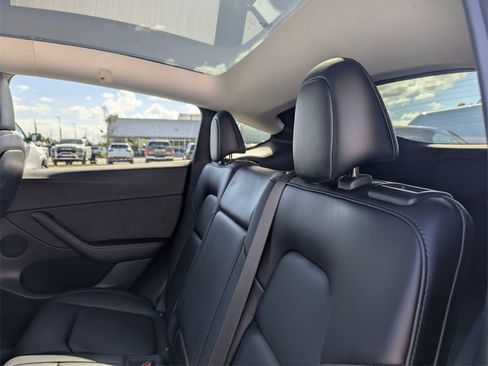 Used 2022 Tesla Model Y Long Range image 17