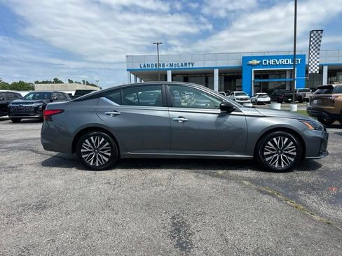 Used 2025 Nissan Altima 2.5 SV FWD image 2