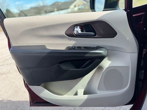 Used 2023 Chrysler Voyager LX image 25