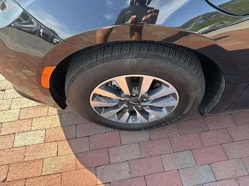 Used 2023 Chrysler Pacifica Limited image 2