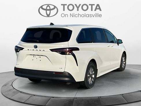 Used 2025 Toyota Sienna LE image 6