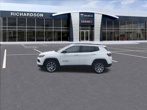 Used 2022 Jeep Compass Latitude AWD/4WD image 2
