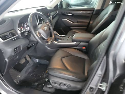 Used 2023 Toyota Highlander XLE FWD image 11