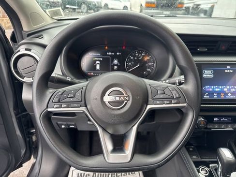 Used 2022 Nissan Kicks SV image 11