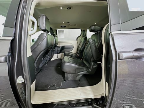 Used 2023 Chrysler Pacifica Touring-L image 26