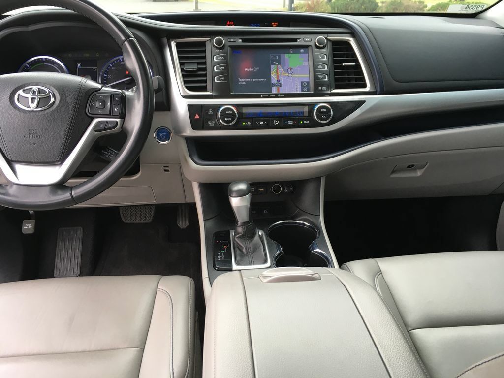 Used 2019 Toyota Highlander XLE AWD/4WD image 26