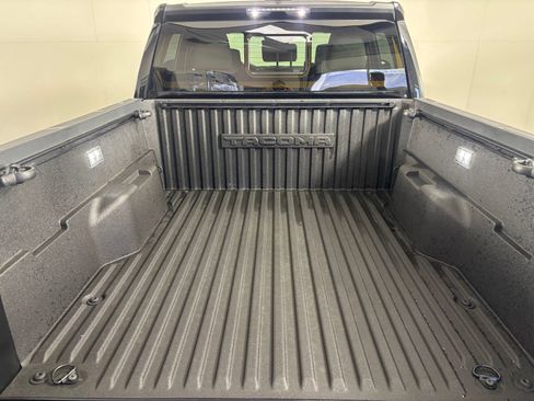 Used 2025 Toyota Tacoma SR5 AWD/4WD image 19