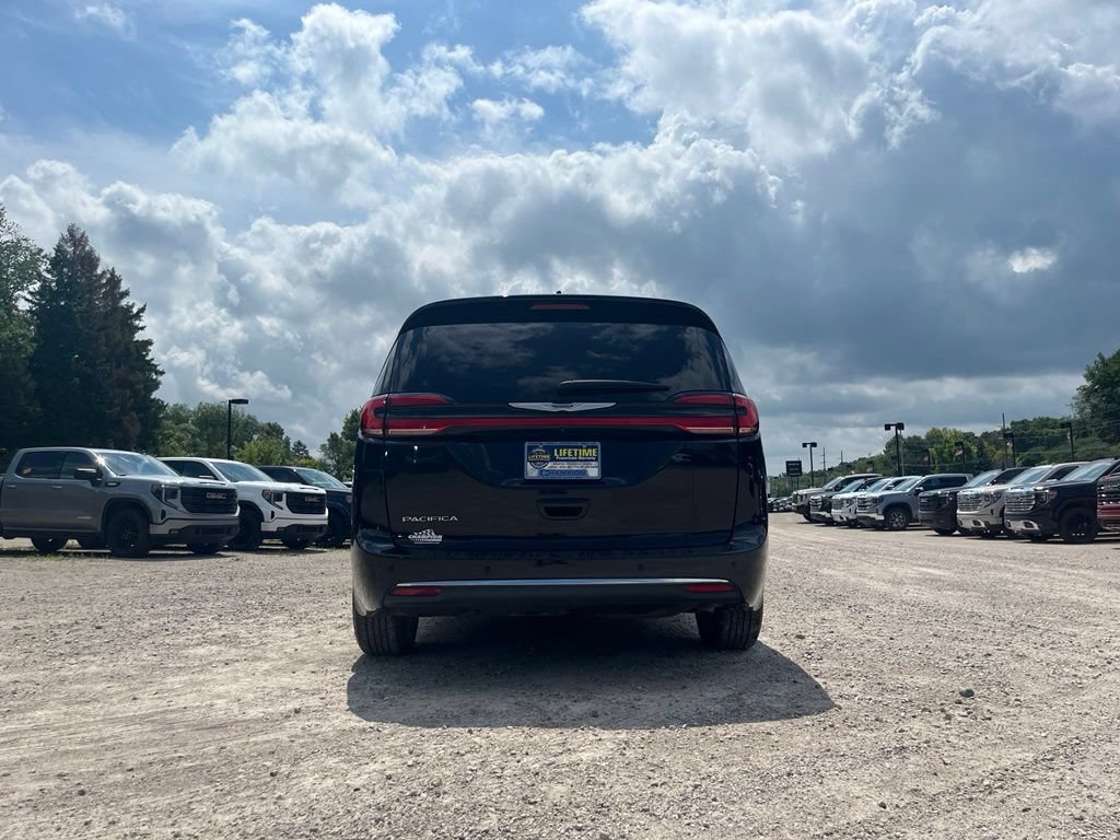 Used 2024 Chrysler Pacifica Touring-L FWD image 11