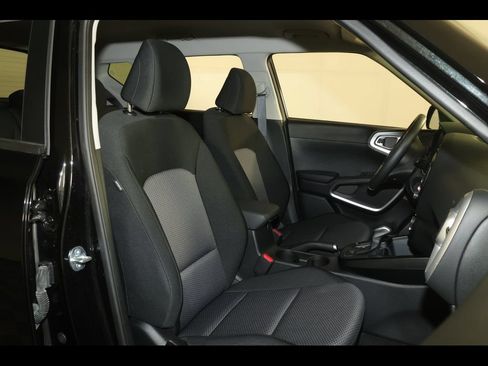 Used 2025 Kia Soul LX w/ LX Technology Package FWD image 26
