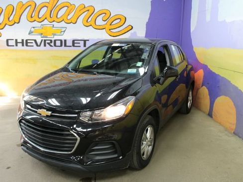 Used 2019 Chevrolet Trax LS w/ LPO, Cargo Package FWD image 4