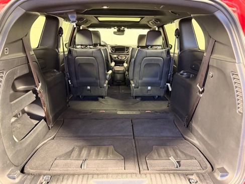 Used 2025 Chrysler Pacifica Limited image 11