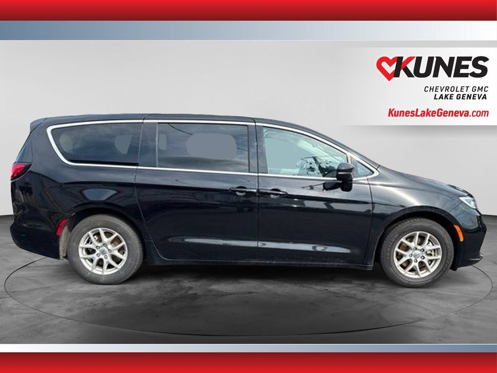 Used 2024 Chrysler Pacifica Touring-L FWD image 3
