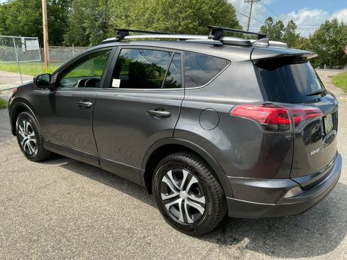 Used 2018 Toyota RAV4 LE w/ Carpet Mat Package AWD/4WD image 12