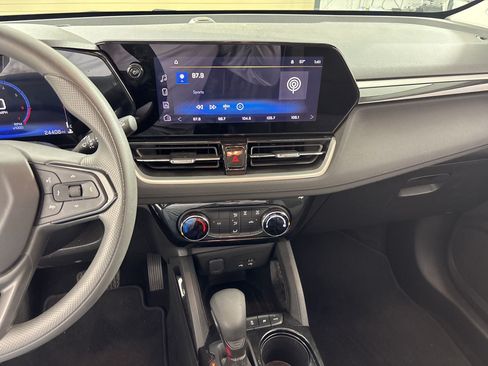 Used 2025 Chevrolet TrailBlazer LT AWD/4WD image 17