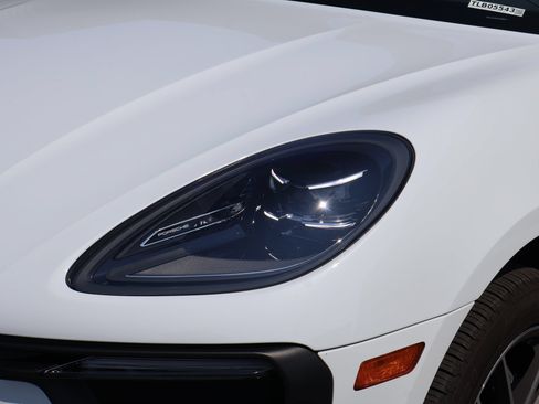 Used 2026 Porsche Macan AWD/4WD image 11