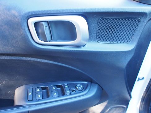 Used 2025 Hyundai Venue SE image 19