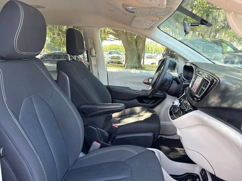 Used 2022 Chrysler Voyager LX FWD image 29