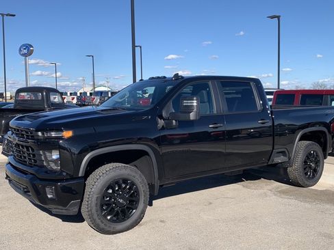Used 2025 Chevrolet Silverado 2500 Custom w/ Custom Value Package image 2