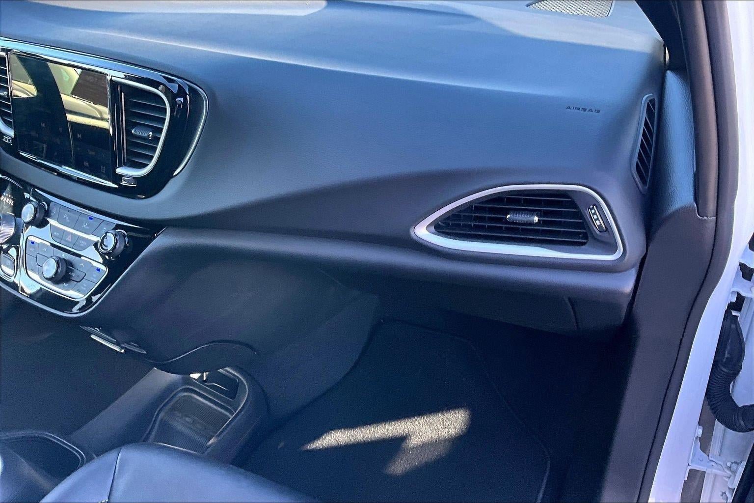 Used 2026 Chrysler Pacifica Select FWD image 16