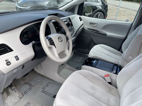 Used 2013 Toyota Sienna LE w/ Towing Pkg FWD image 10