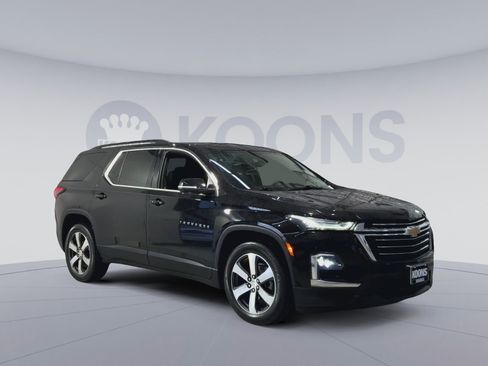 Used 2022 Chevrolet Traverse LT w/ LT Premium Package AWD/4WD image 2