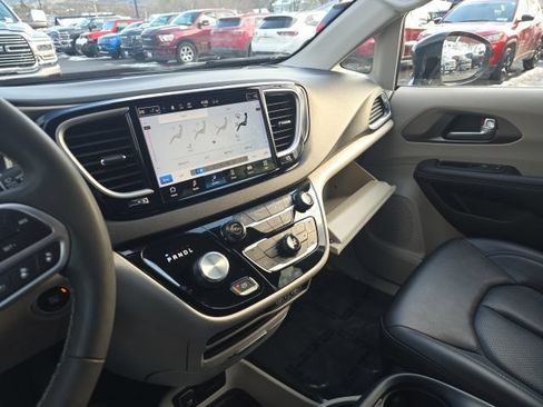 Certified 2024 Chrysler Pacifica Touring-L FWD image 24