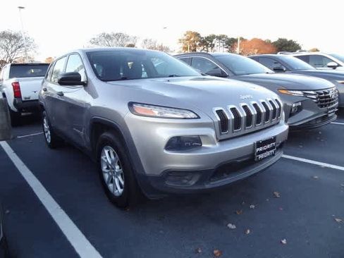 Used 2017 Jeep Cherokee Sport image 3