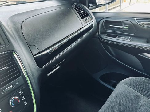 Used 2018 Dodge Grand Caravan SE FWD image 31