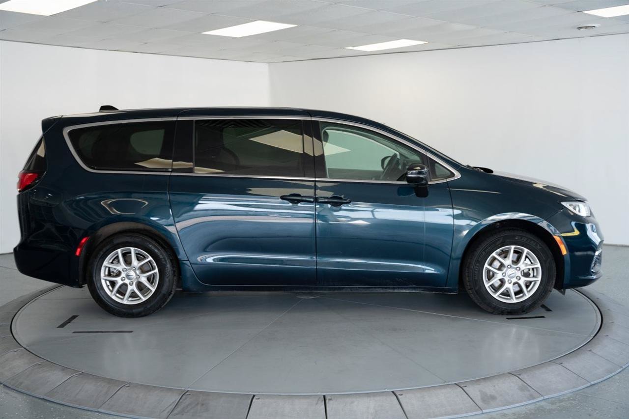Used 2024 Chrysler Pacifica Touring-L FWD image 8