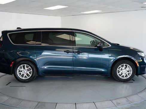 Used 2024 Chrysler Pacifica Touring-L FWD image 8