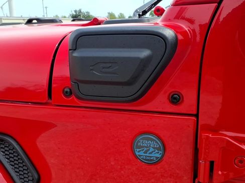Used 2025 Jeep Wrangler Unlimited Sahara AWD/4WD image 14
