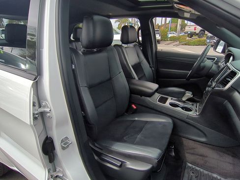 Used 2018 Jeep Grand Cherokee Altitude RWD image 28
