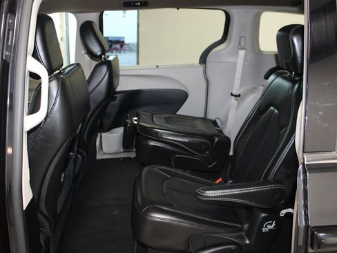 Used 2023 Chrysler Pacifica Touring-L FWD image 24