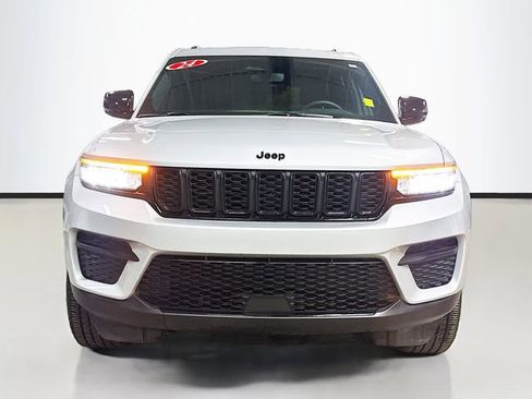 Used 2024 Jeep Grand Cherokee Altitude image 4