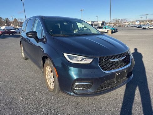 Used 2024 Chrysler Pacifica Touring-L image 7