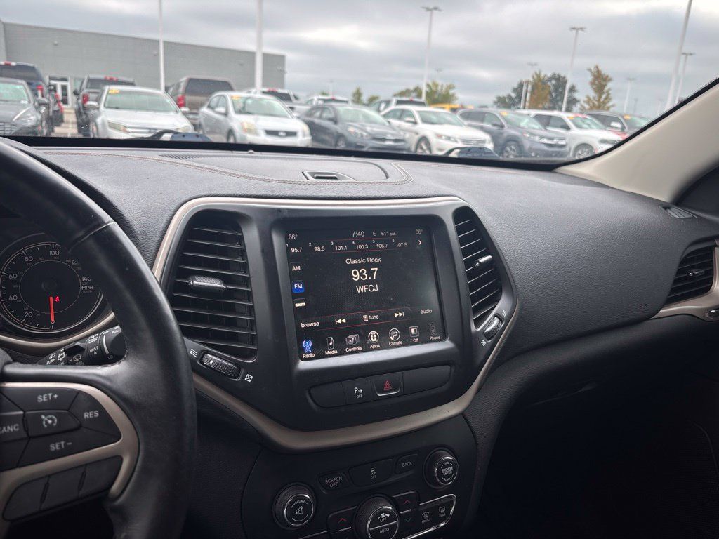 Used 2017 Jeep Cherokee Limited AWD/4WD image 10