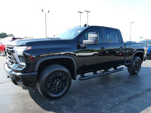 Certified 2024 Chevrolet Silverado 2500 LT w/ Midnight Edition AWD/4WD image 9