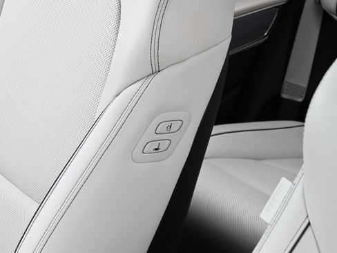 Used 2024 Genesis GV70 2.5T w/ Advanced Package image 36