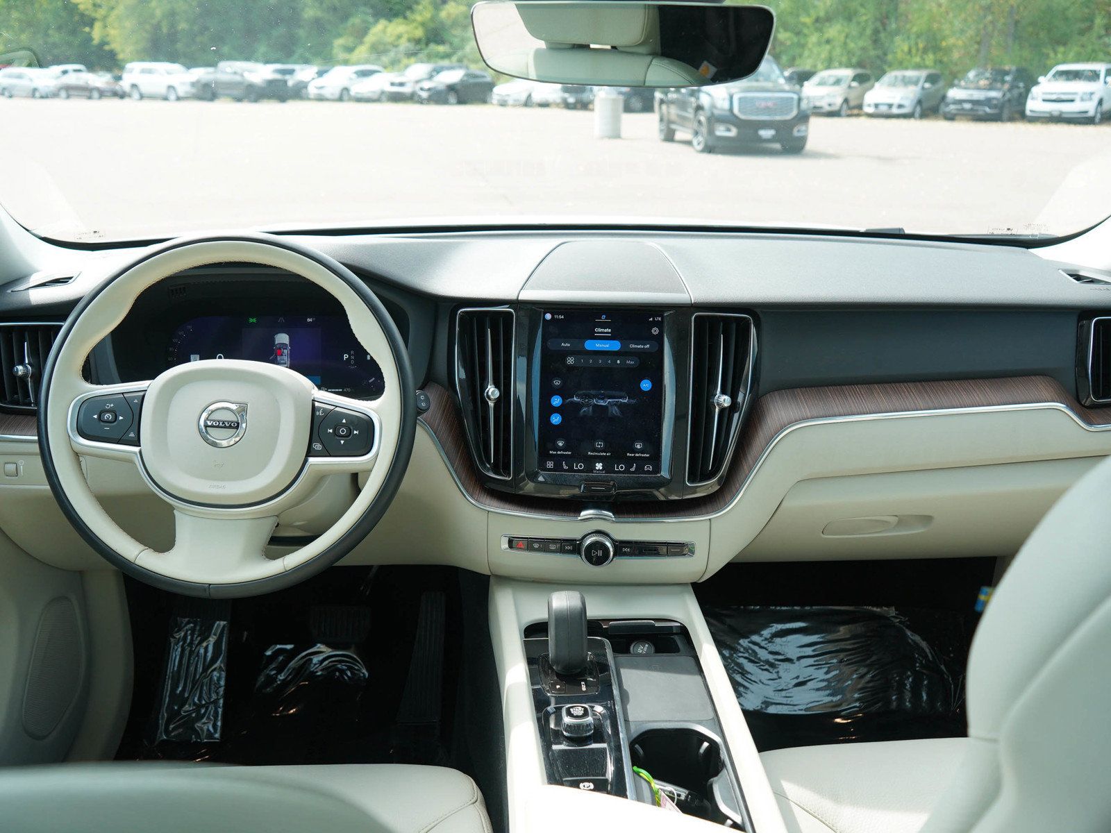 Used 2022 Volvo XC60 B5 Momentum AWD/4WD image 16