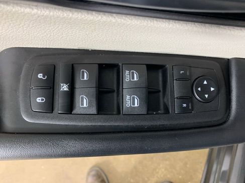 Used 2023 Chrysler Pacifica Touring-L image 19