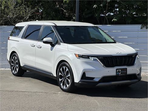 Used 2022 Kia Carnival EX FWD image 8