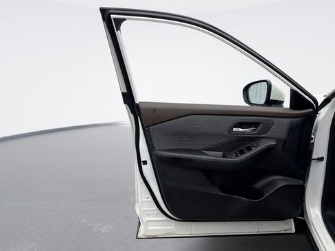 Used 2023 Nissan Rogue SV image 9